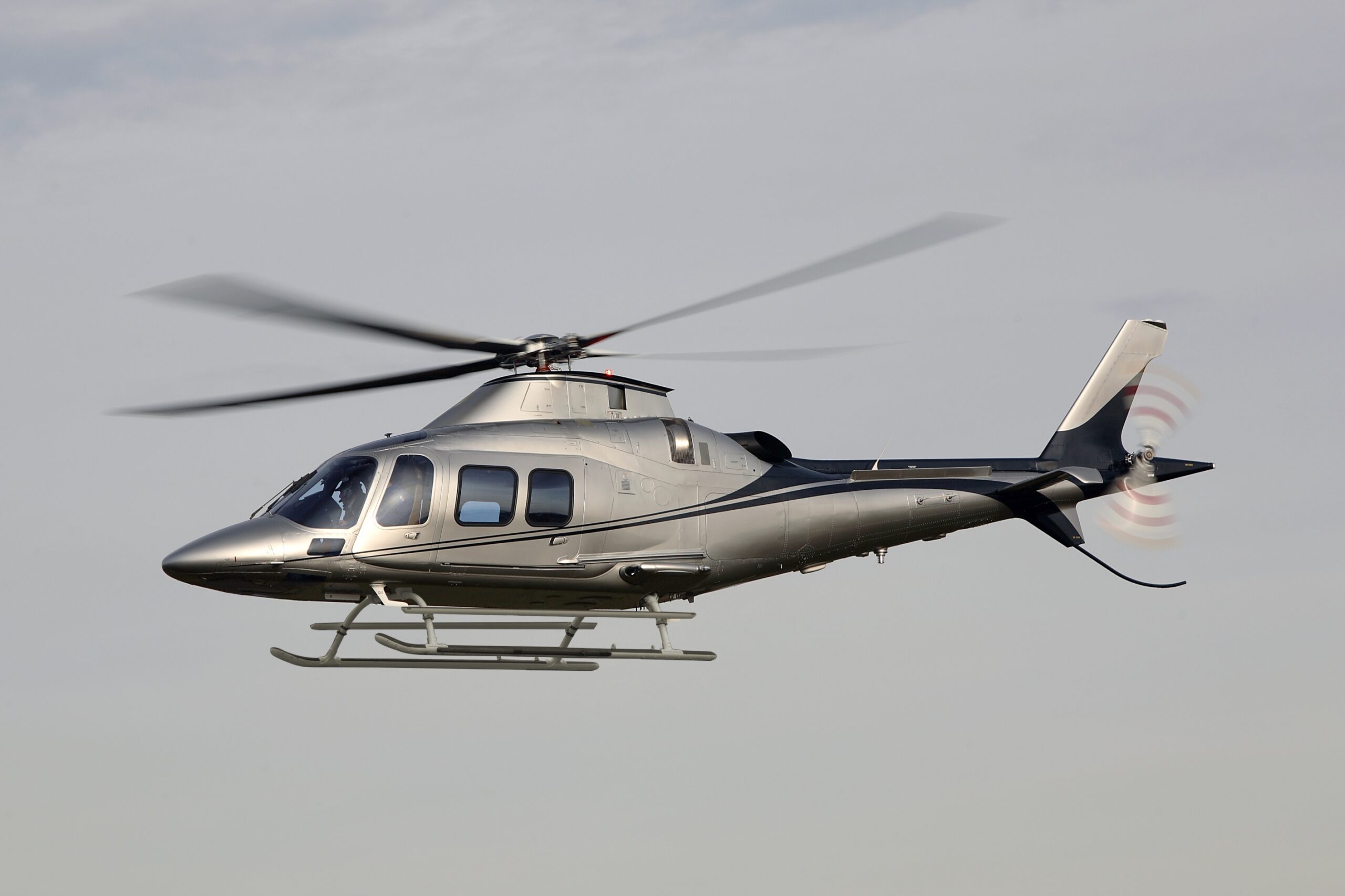 Leonardo: contratti per cinque elicotteri Vip
