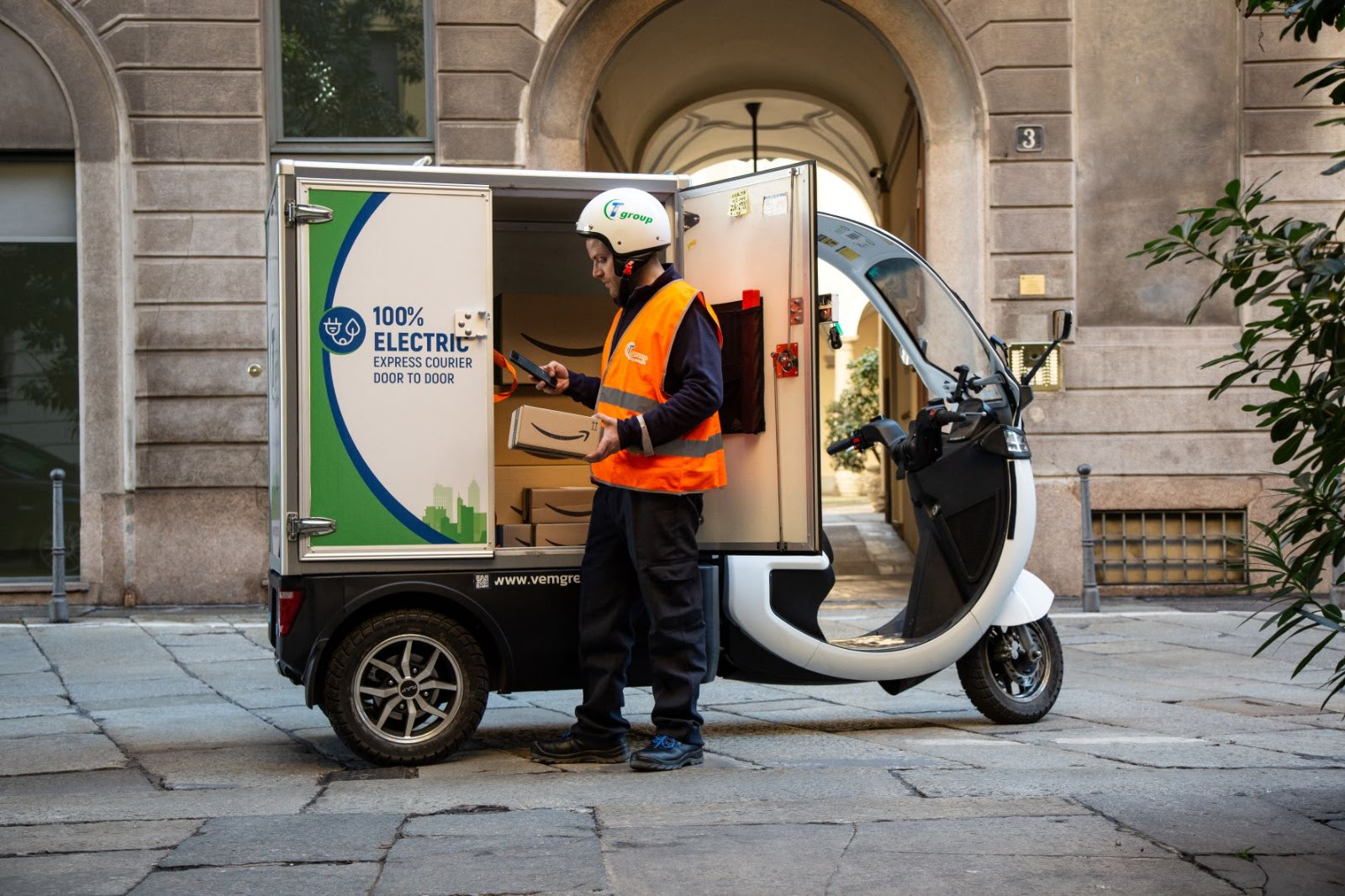 Logistica sostenibile: Amazon lancia 4 hub di micromobilità a Milano, Napoli, Genova e Bologna