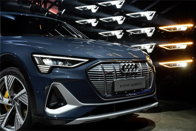 Audi e-tron Sportback, monta gli avanguardistici proiettori LED Digital Matrix