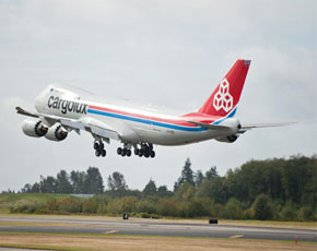 Aereo: Boeing consegna a Cargolux il primo B747-8 merci