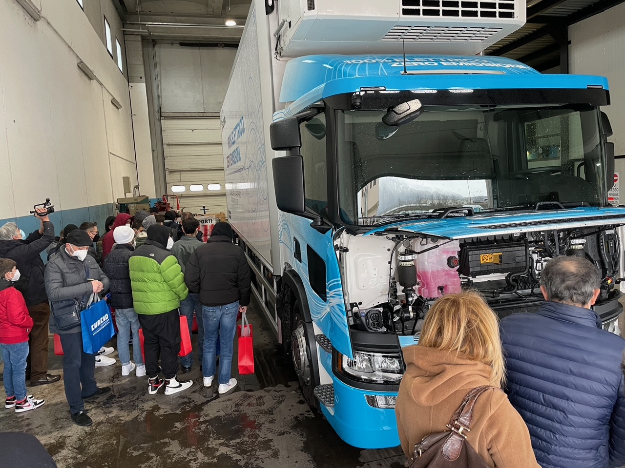 Sostenibilità: a Salerno un convegno sul futuro della logistica. Curcio Trasporti testa lo Scania 25 P BEV, camion 100% elettrico