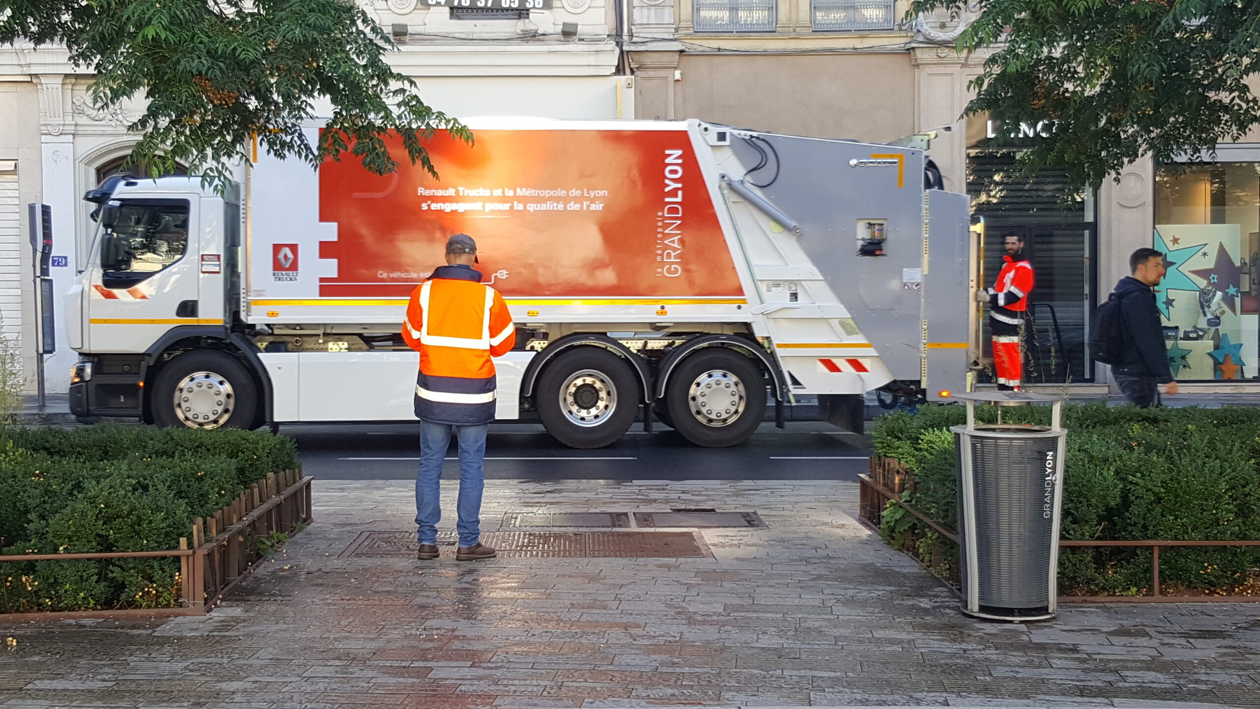 Renault Trucks consegna a Lione il D Wide Z.E. un veicolo elettrico per la raccolta rifiuti