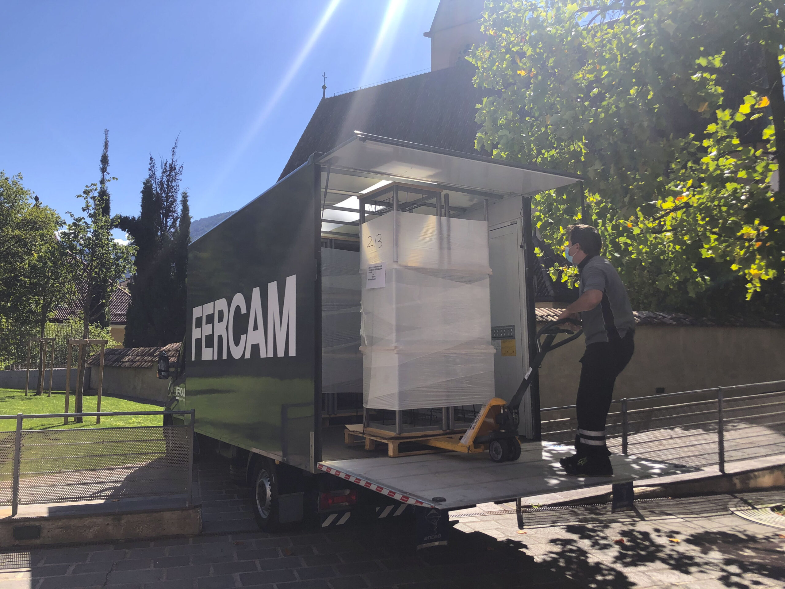 Logistica: Fercam attiva nella consegna dei banchi per un inizio dell’anno scolastico in sicurezza