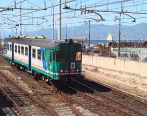 Calabria: vandali in stazione a Cirò, treno in fiamme vicino Reggio