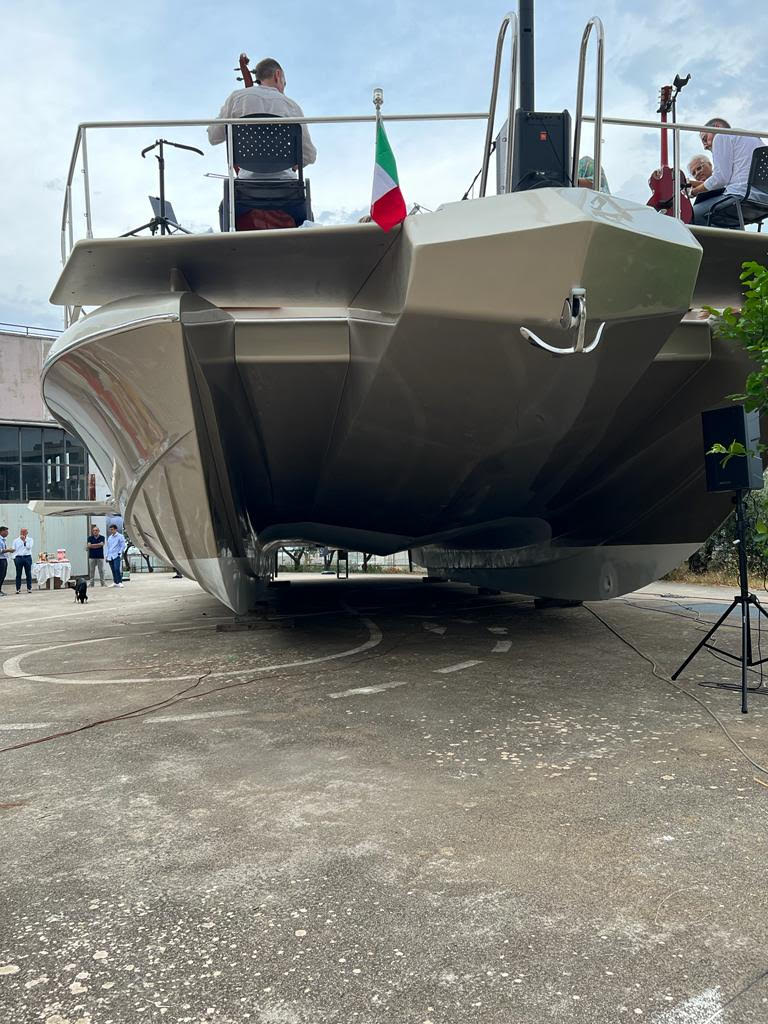 Varato nel porto di Gaeta il primo catamarano completamente alimentato a idrogeno