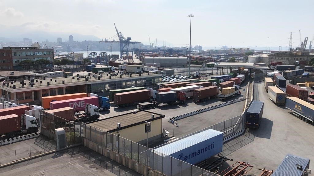 Tir bloccati nel porto di Genova, Trasportounito chiede soluzioni per evitare code e ingorghi
