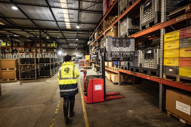 Logistica, arrivano i carrelli elevatori guidati a distanza