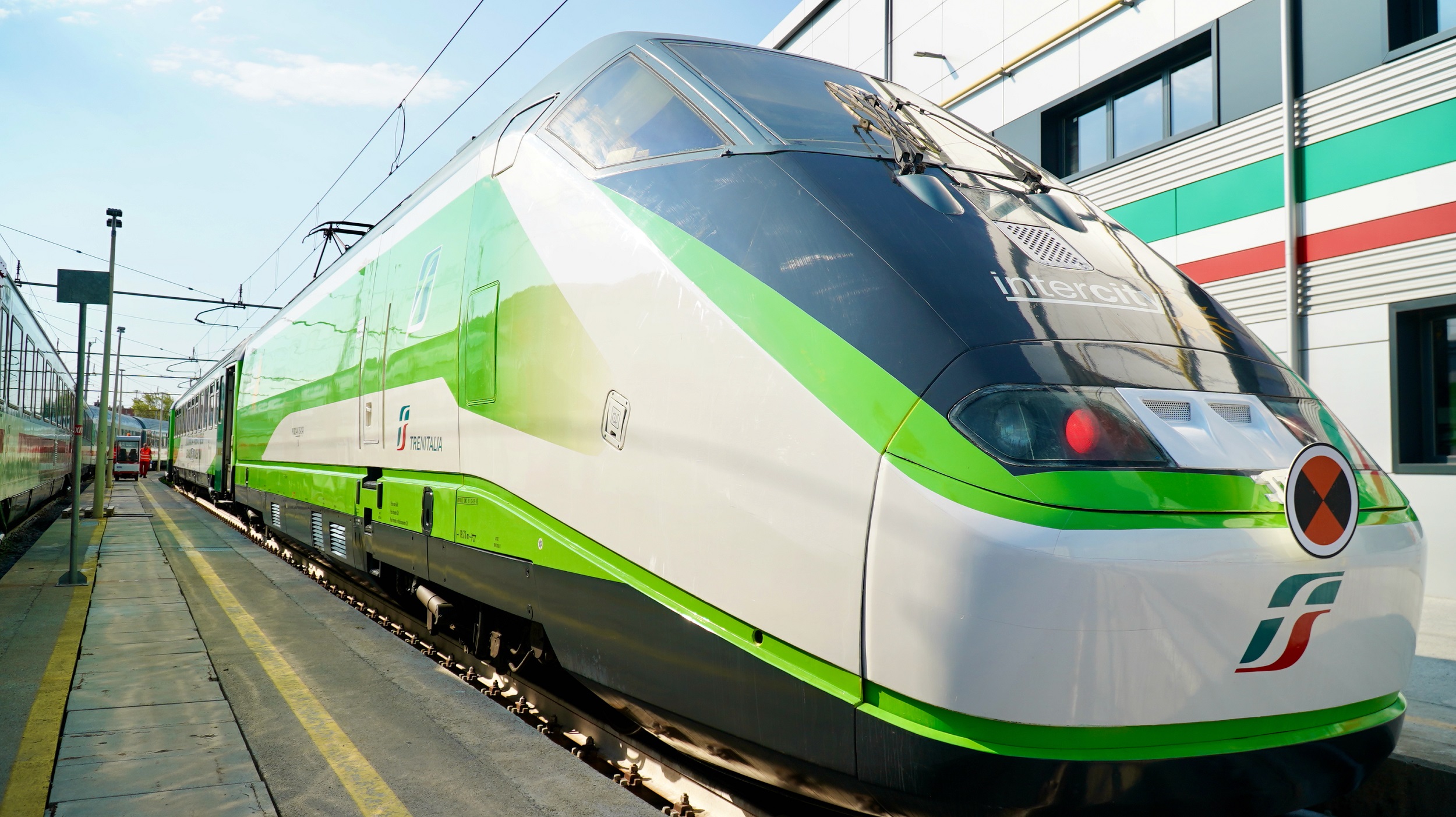 Posti bici, punti di ricarica, raccolta differenziata: ecco il nuovo Intercity Green di Trenitalia