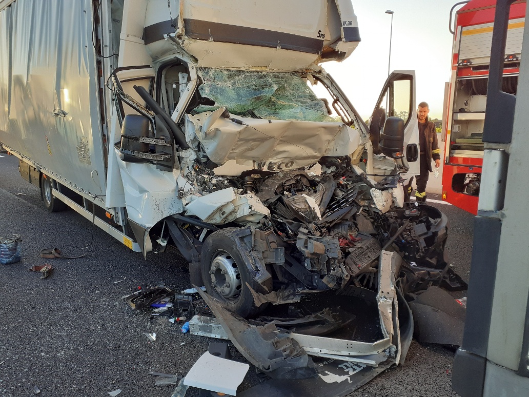 Autostrada A4: scontro tra un furgone e un camion, morto un conducente
