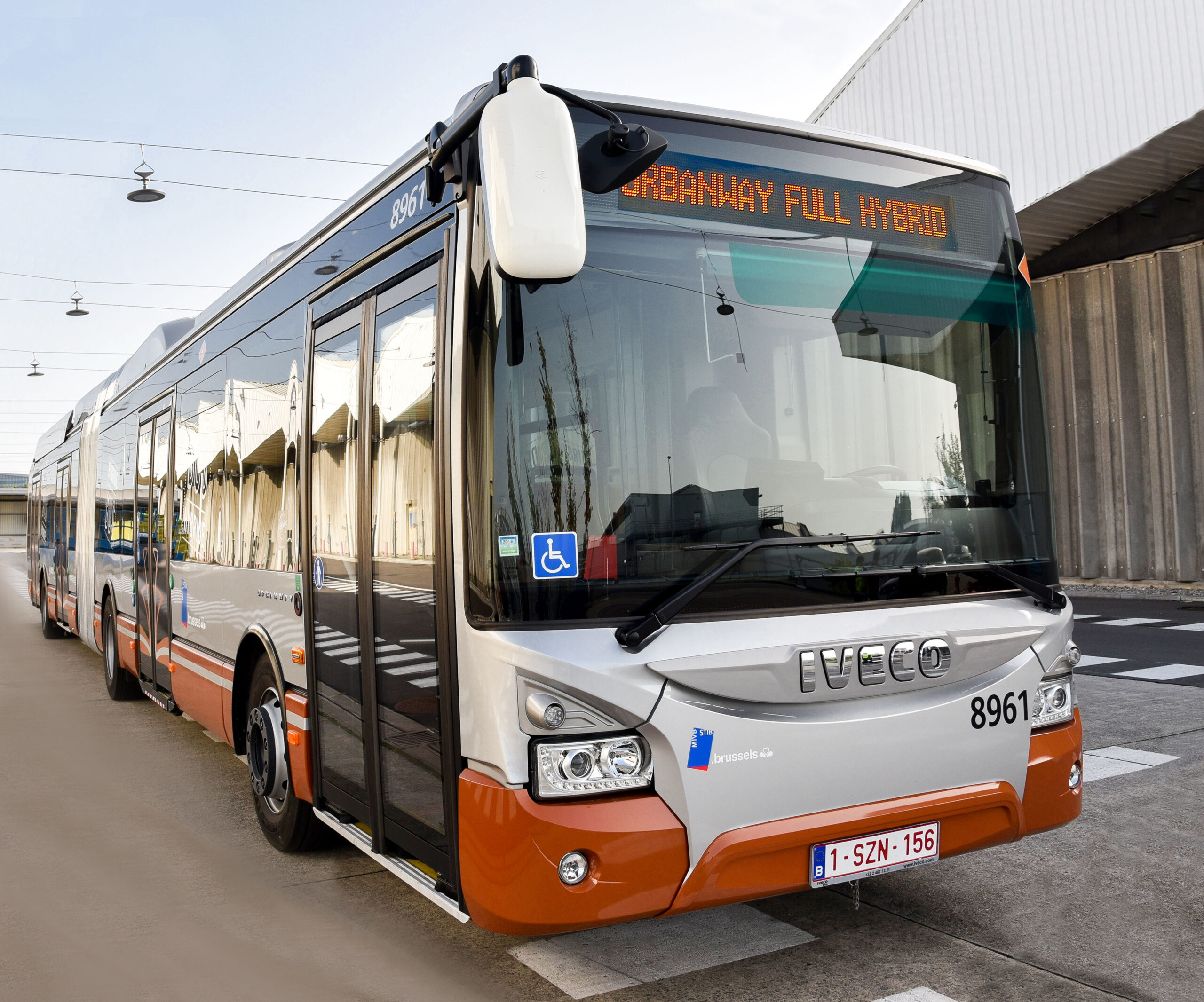 Autobus: Belgio, Iveco consegna 15 Urbanway articolati a trazione ibrida