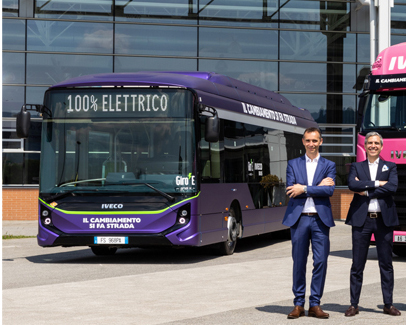 Una flotta di veicoli sostenibili per il Giro d’Italia: Iveco e Iveco Bus fornitori ufficiali