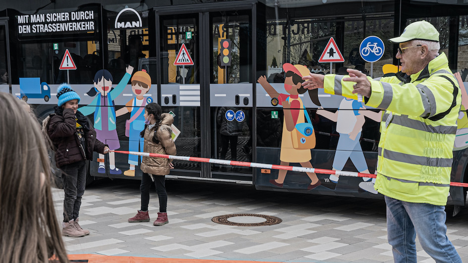 Ritorno a scuola: MAN insegna ai bambini come prendere l’autobus