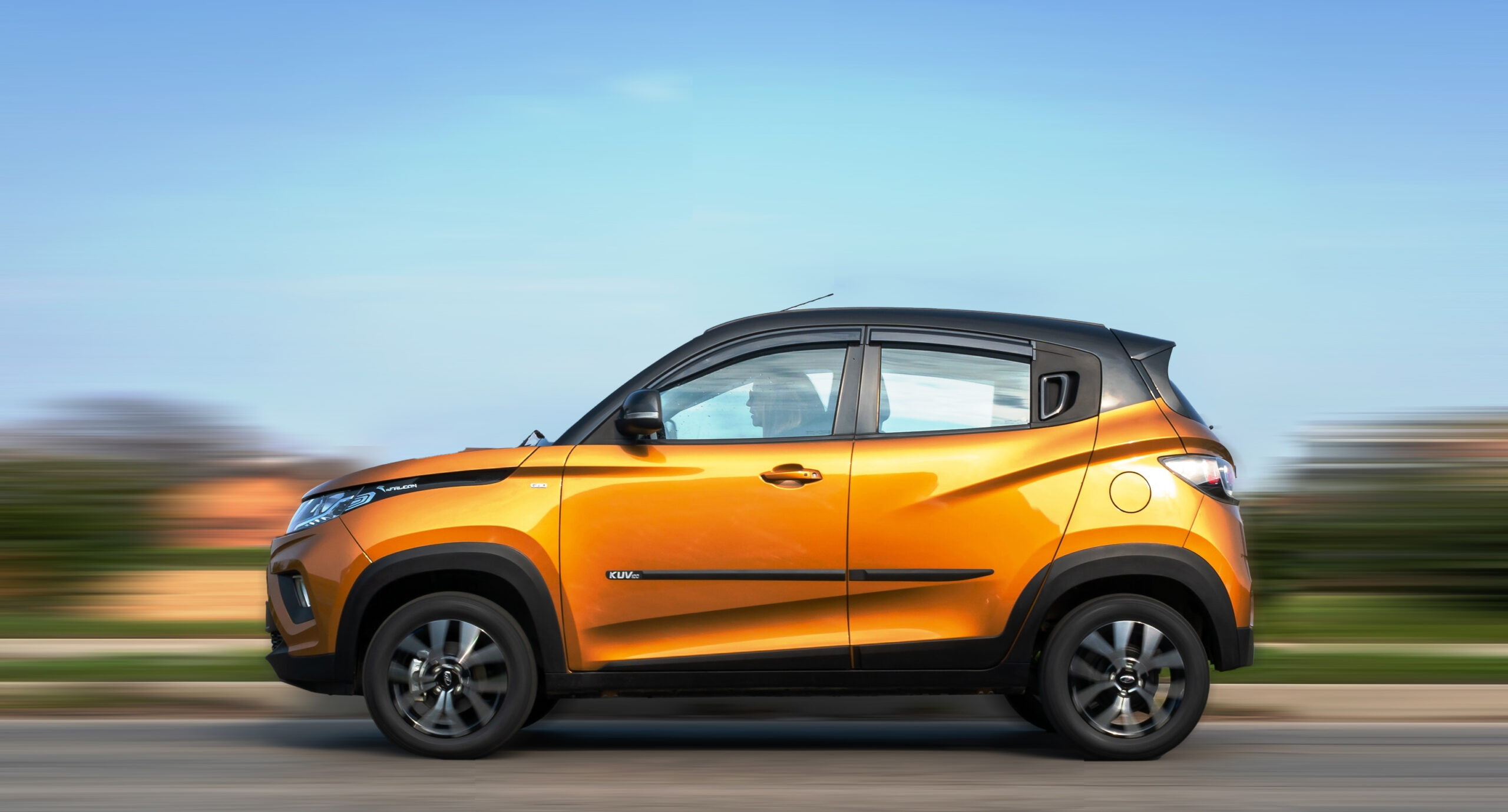 Mahindra: un’edizione limitata gold per festeggiare il successo del suv KUV100