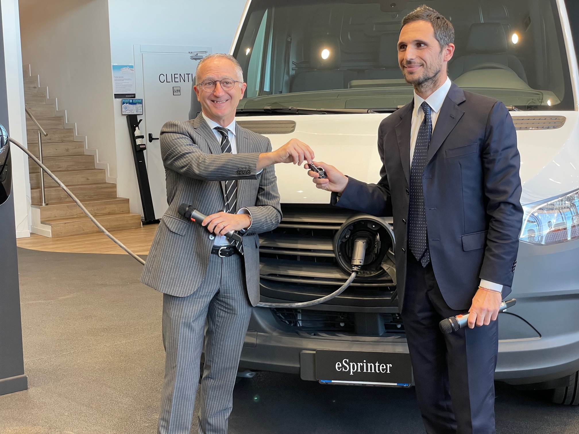 Decarbonizzazione del trasporto merci: Mercedes-Benz consegna 45 eSprinter alla Sic Europe