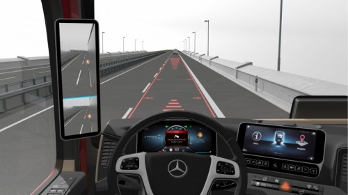 Camion: Mercedes-Benz lancia due nuovi sistemi di assistenza alla guida