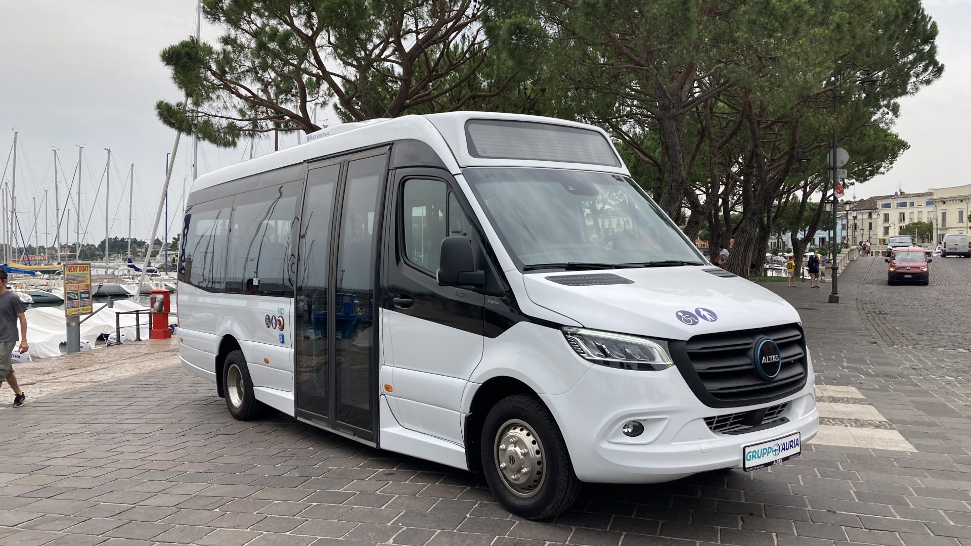 Autobus elettrici: il minibus D’Auria parte per un giro d’Italia a impatto zero