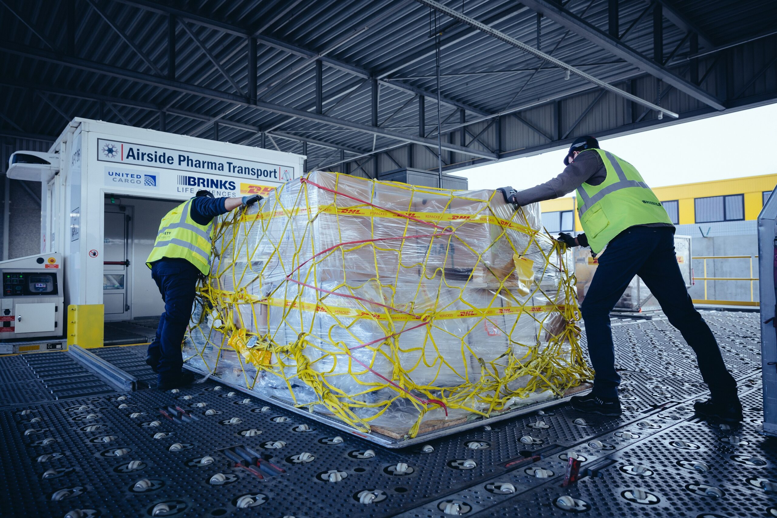 Covid-19, DHL avvia la distribuzione internazionale dei vaccini