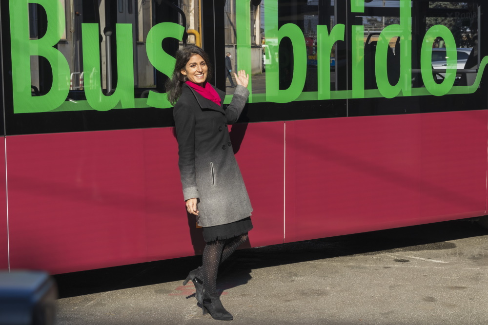 Trasporto pubblico: a Roma cresce la flotta green di Atac, presentato il primo bus ibrido
