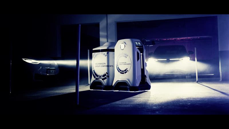 Volkswagen: presentato il prototipo del robot mobile per la ricarica dei veicoli elettrici