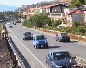 Calabria, viabilità spezzata: statale 106 interrotta e binari sospesi nel vuoto