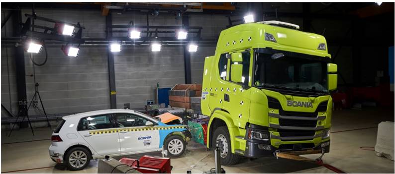 Scania mette alla prova il suo veicolo elettrico con un crash test
