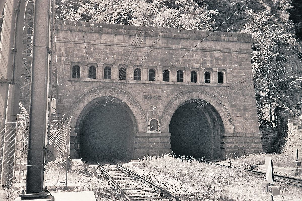 Ferrovia del Sempione: accordo Svizzera-Italia per il passaggio di treni con carichi di quattro metri di altezza agli angoli