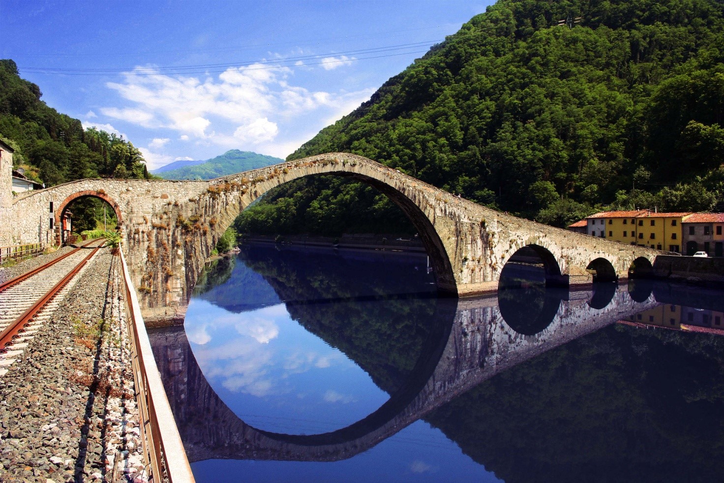 Stazioni ferroviarie d’Italia: Borgo a Mozzano e “il ponte del diavolo”