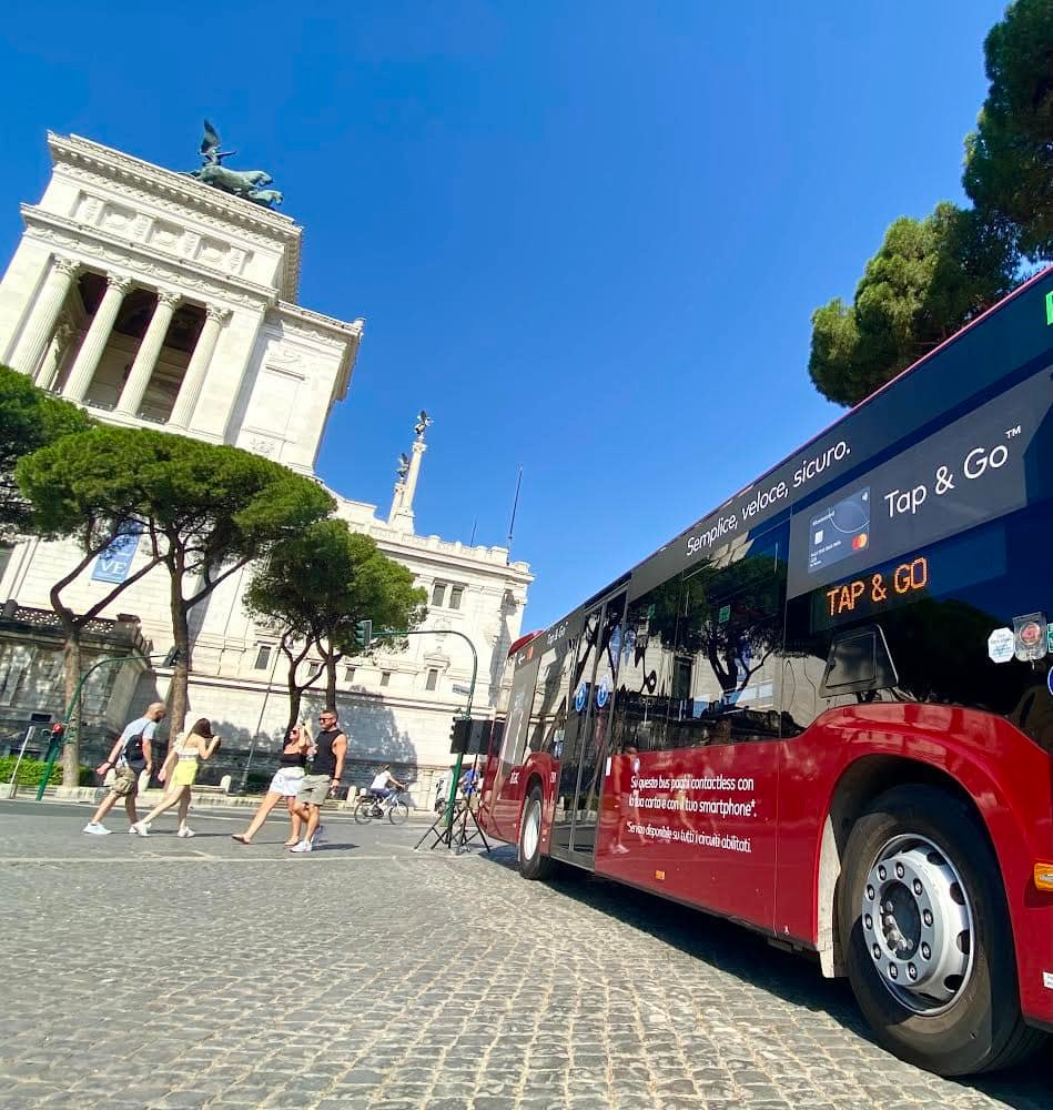 A Roma il primo bus Tap&Go: il biglietto si compra a bordo con tecnologia contactless