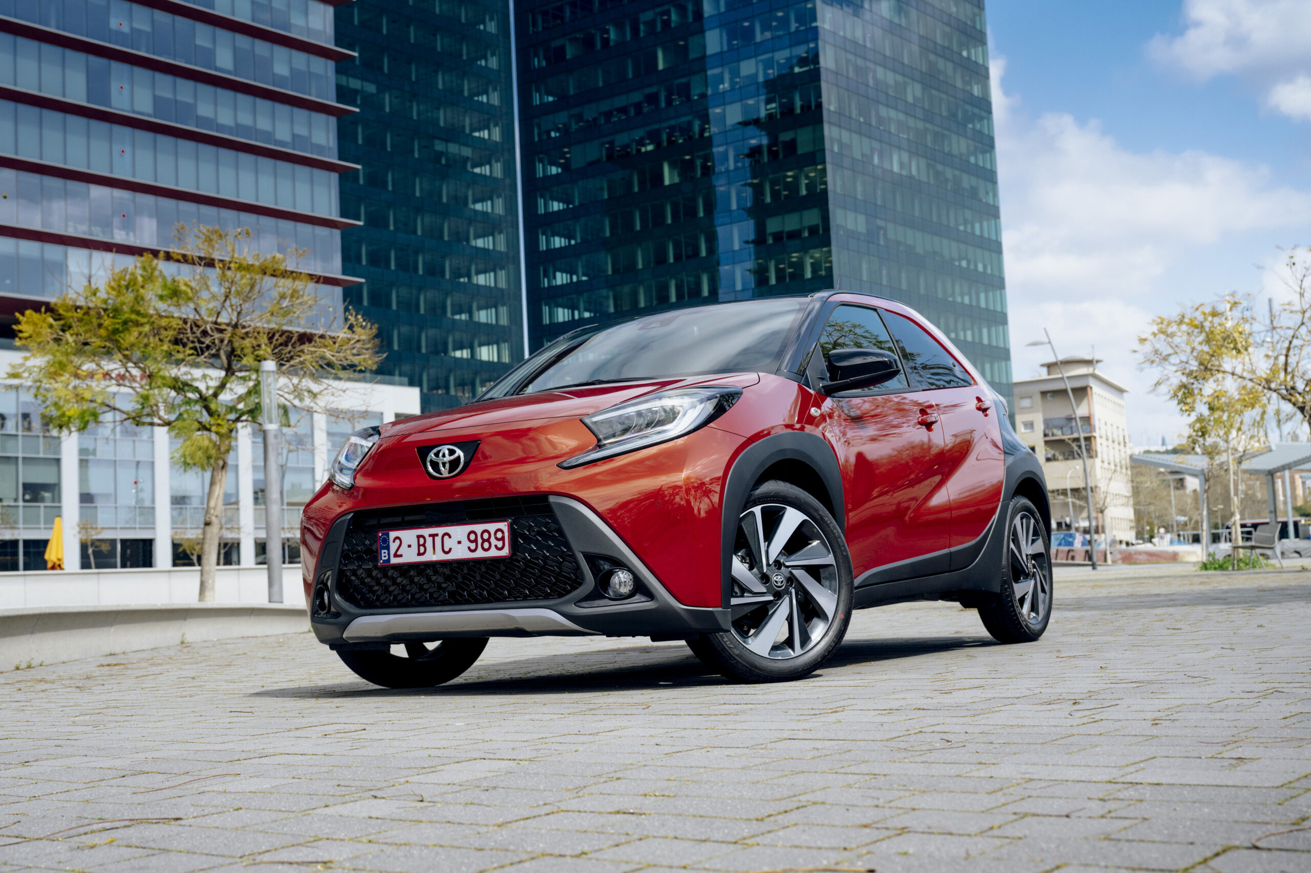 Toyota Aygo X: il crossover compatto che porta lo stile in città