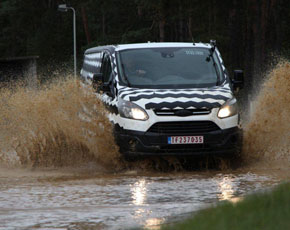 Ford Transit affronta test di resistenza su percorsi alternativi