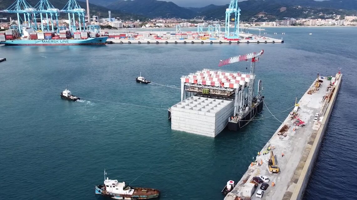 Porto di Vado Ligure: messo in acqua il primo mega cassone della nuova diga