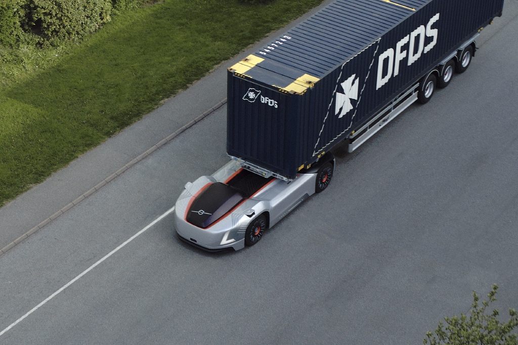 Vera di Volvo Trucks impiegata per il trasporto di merci da un centro logistico a un terminal portuale