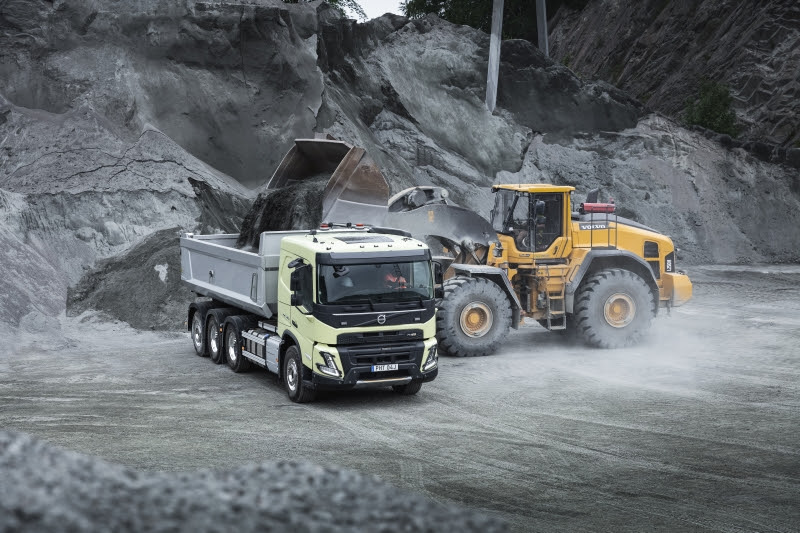 Volvo Trucks celebra dieci anni nell’industria della cantieristica con il nuovo FMX