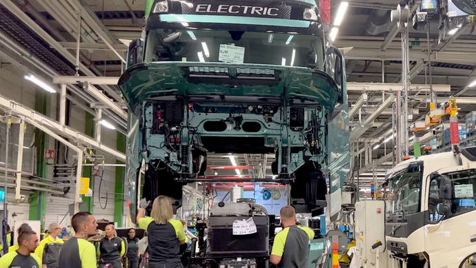 Volvo Trucks: al via produzione in serie di camion elettrici da 44 tonnellate