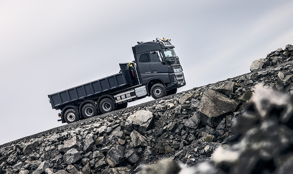 Volvo Trucks: guida sicura in condizioni difficili con le nuove funzionalità Terrain Brake e Change Direction