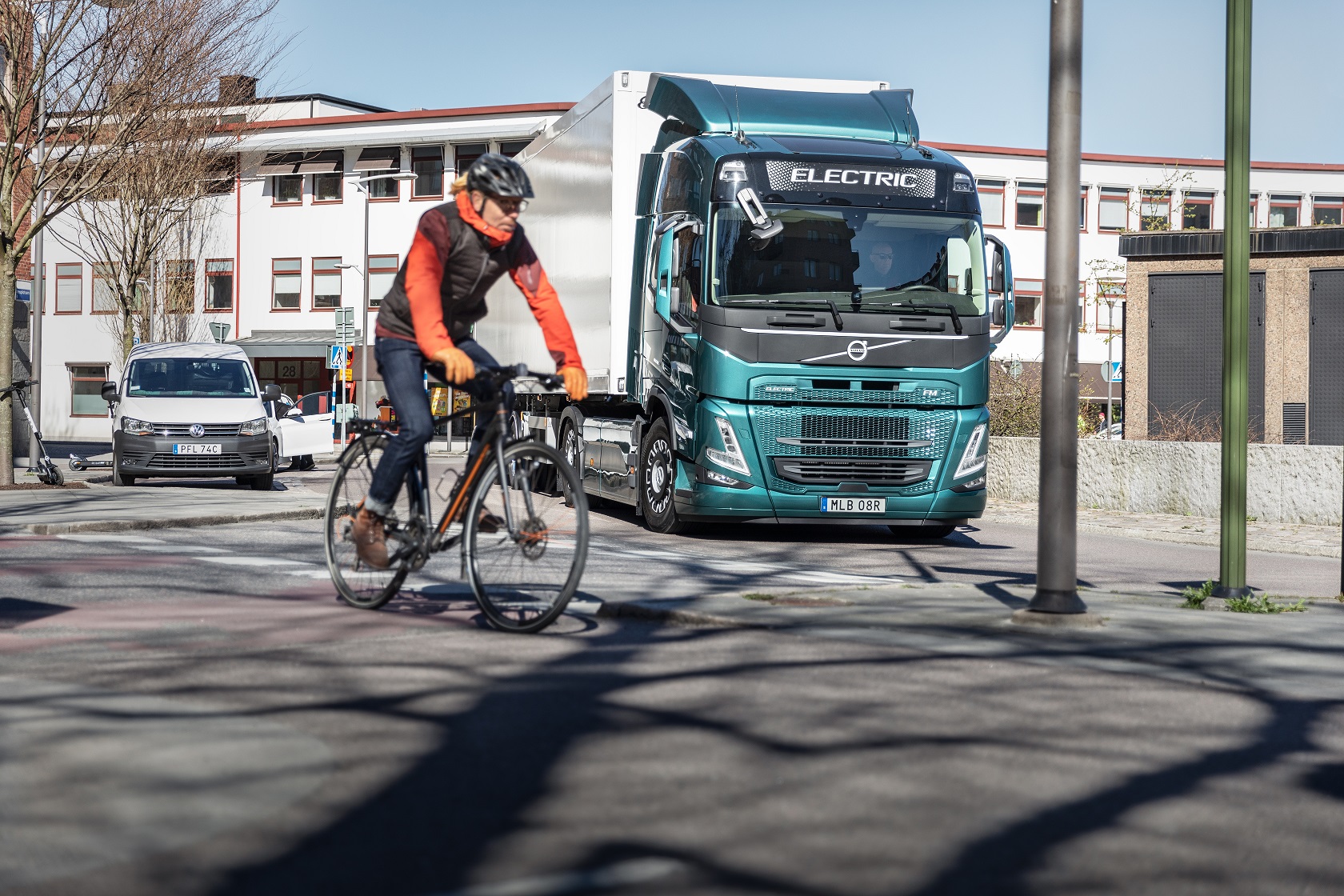 Volvo Trucks: ciclisti e pedoni più sicuri sulle strade grazie al doppio sensore