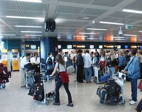 Aeroporto di Fiumicino: controlli temperatura passeggeri con termoscanner per monitoraggio coronavirus