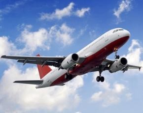 Voli di linea in difficoltà, migliorano le low cost: la classifica delle compagnie aeree nel 2021