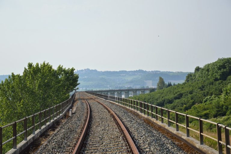 Treno Alba-Asti: necessari 50 mln per riattivare la linea. Il progetto di Rete Ferroviaria Italiana