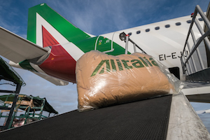 Alitalia: attivati voli-merci non-stop dalla Cina per importare materiale sanitario