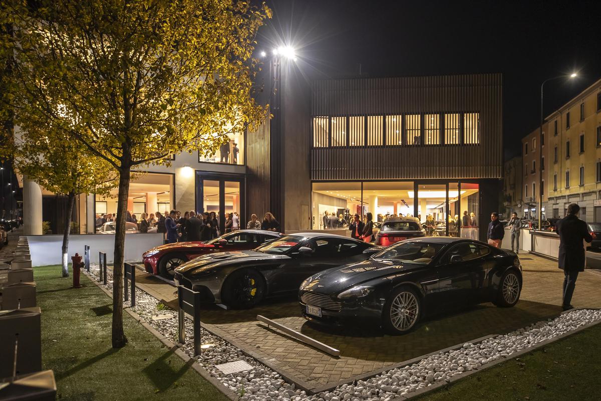 Aston Martin inaugura il nuovo Showroom di Milano