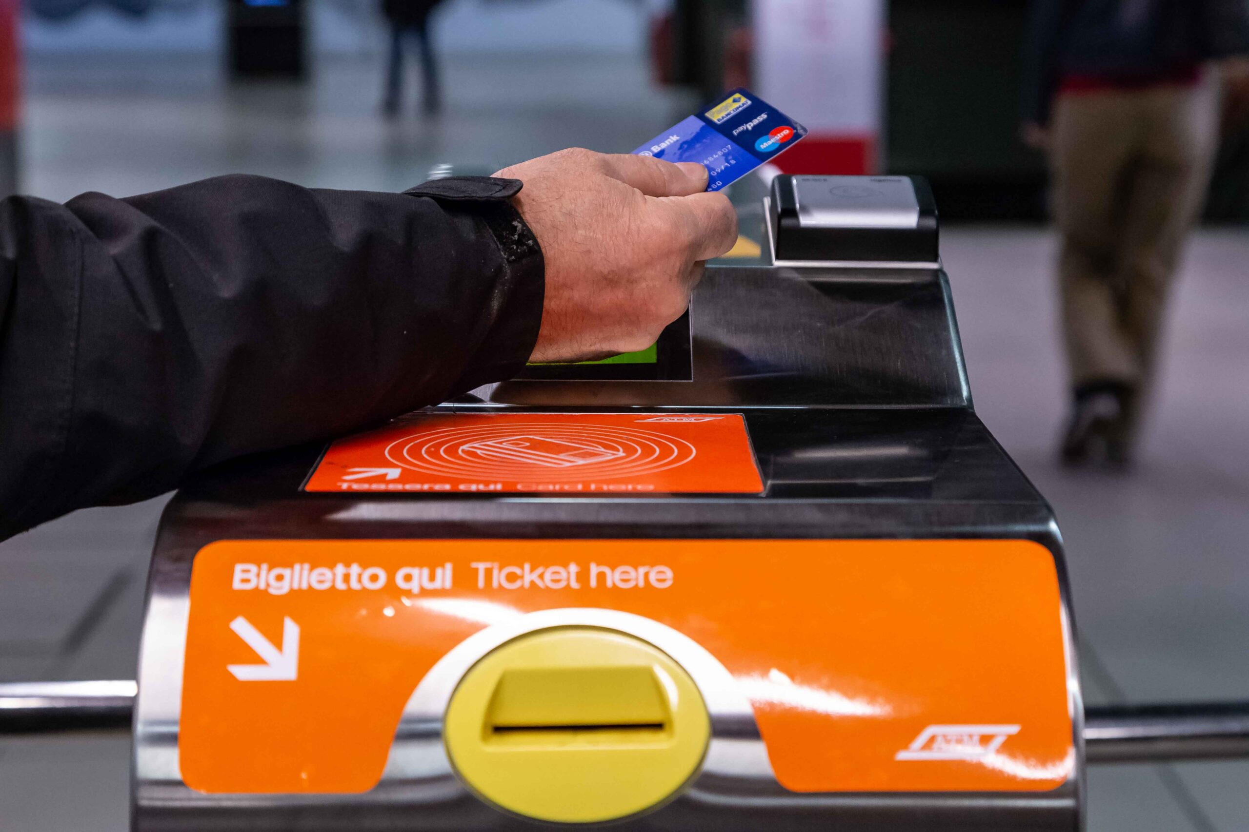 Metro Milano: un Pos ai tornelli della metro. A giugno si potrà pagare con carta bancaria contactless
