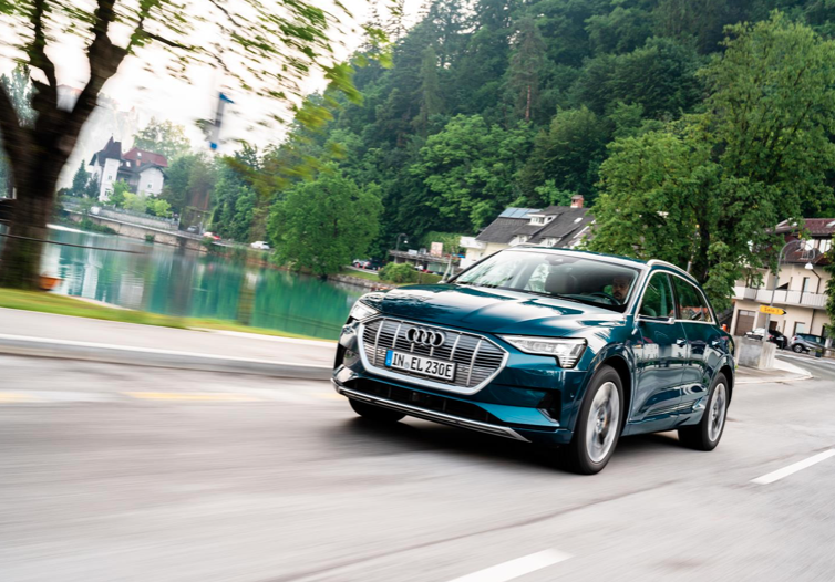 Audi e-tron: integrazione dei sistemi di bordo per garantire comfort, sportività ed efficienza 