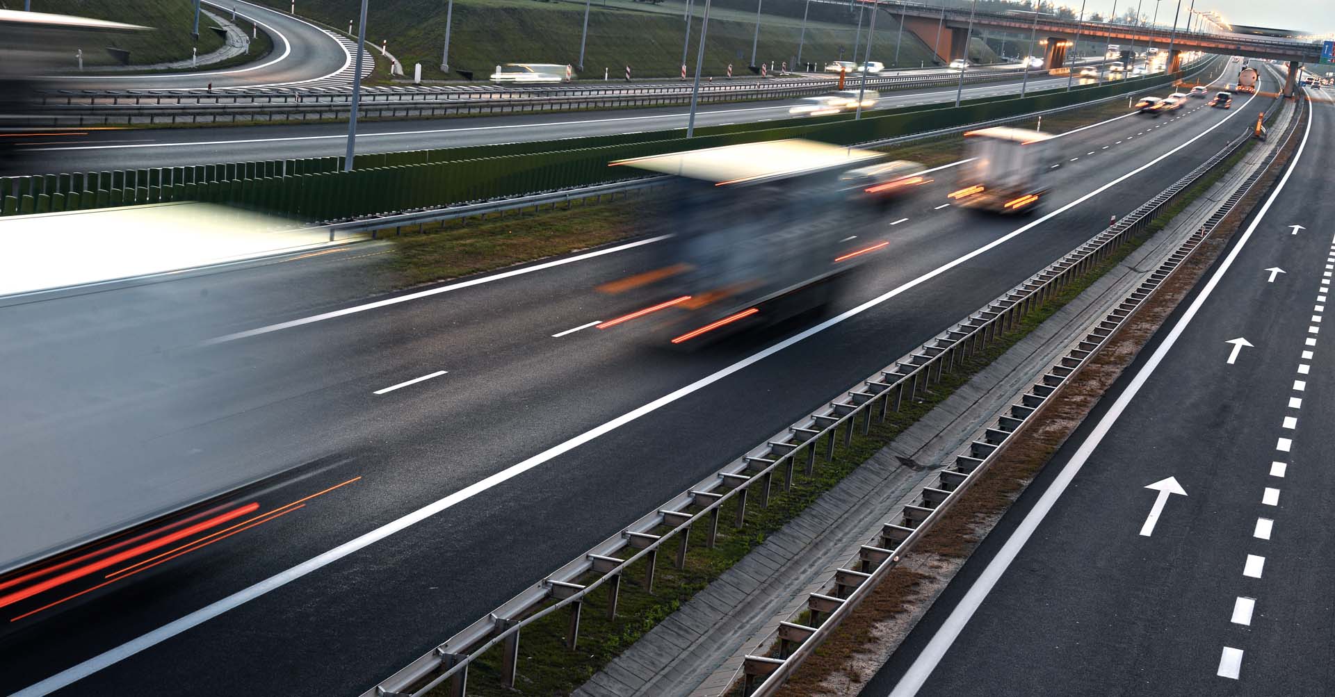 Fuga in autostrada, bloccato dai Tir