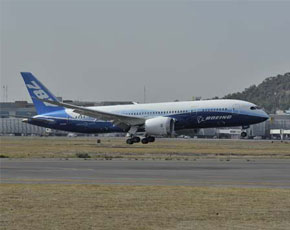 Atterrato a Napoli il Boeing 787-8 Dreamliner