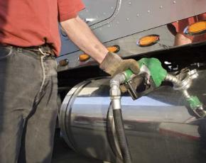 Carburanti: nel primo semestre cala di 9,4 mld la spesa e di 5 mld il gettito fiscale