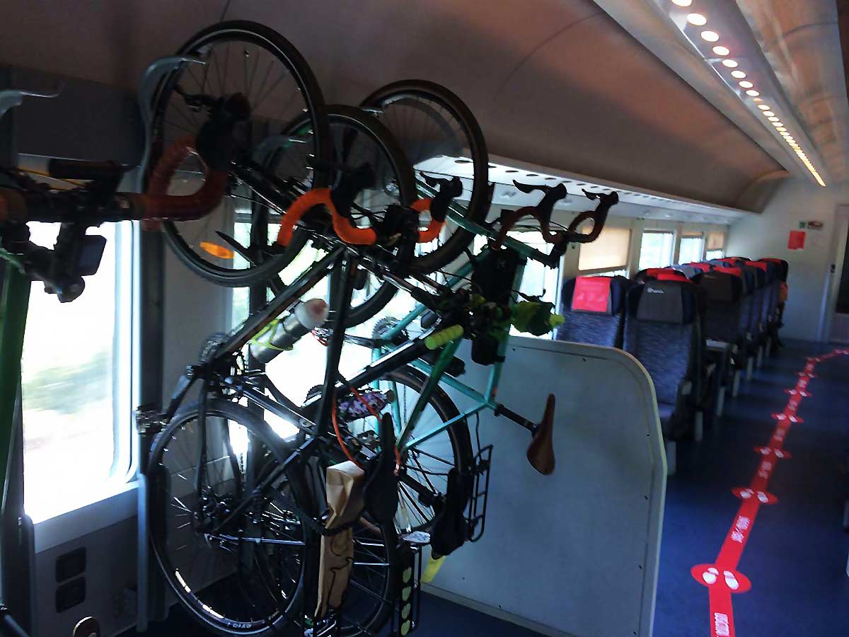 Cicloturismo e ferrovie: sui treni Intercity prenotabili i posti bici, gratis fino al 30 novembre