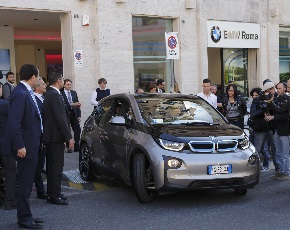 Mobilità: consegnata una BMW elettrica al ministro Lupi