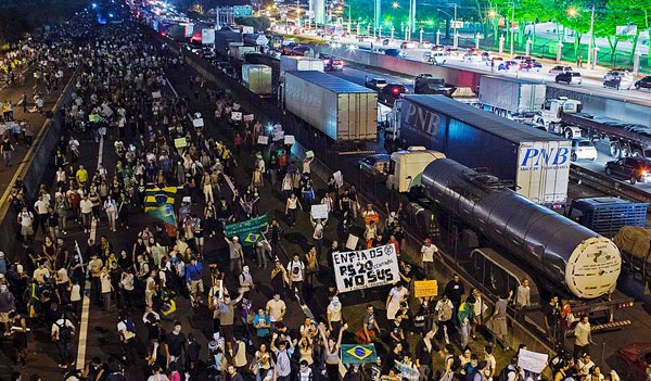 Brasile, trasporti: lo sciopero dei camionisti porta il Paese alla paralisi