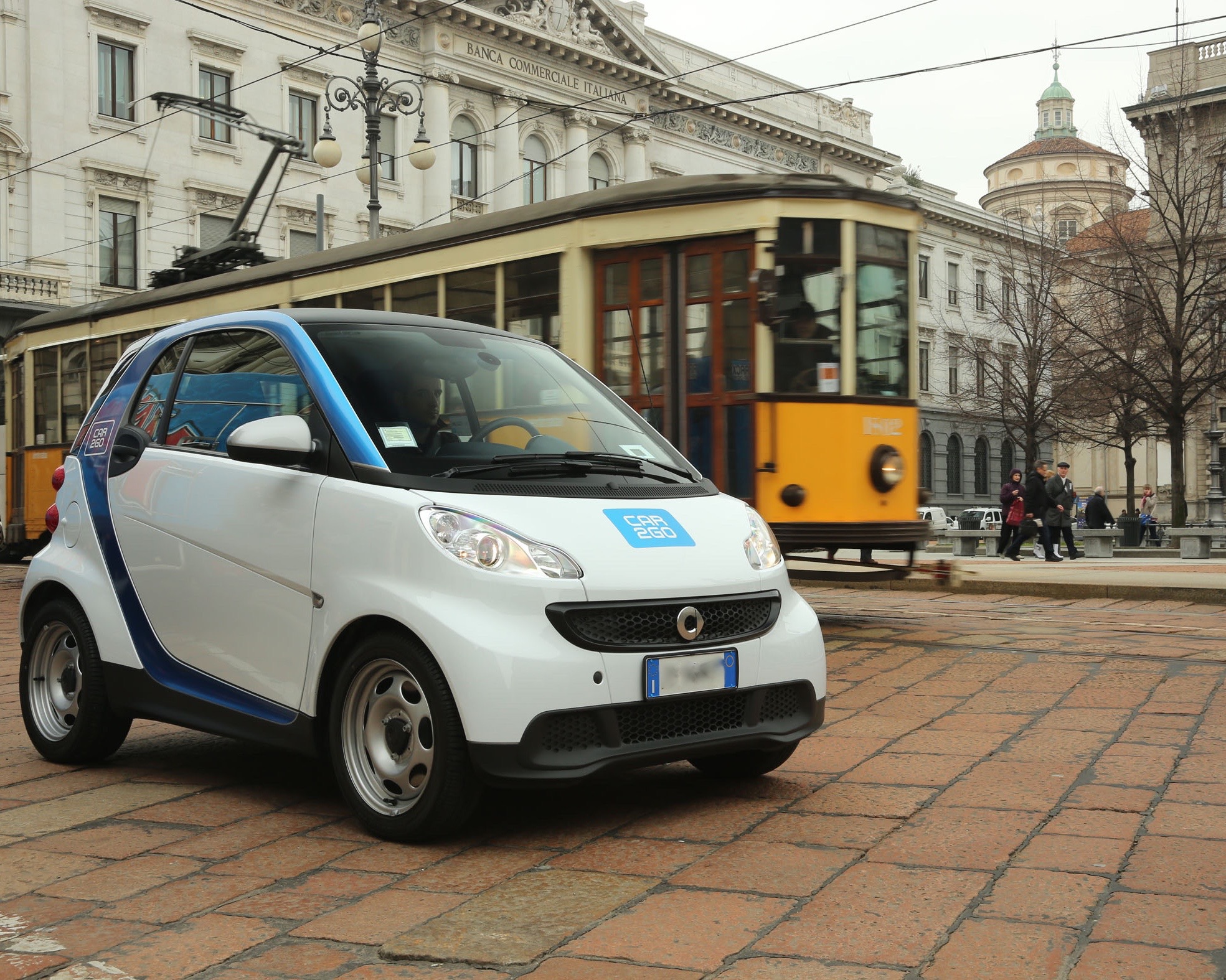 Censis: gli italiani preferiscono l’auto ma cresce la scelta del car sharing